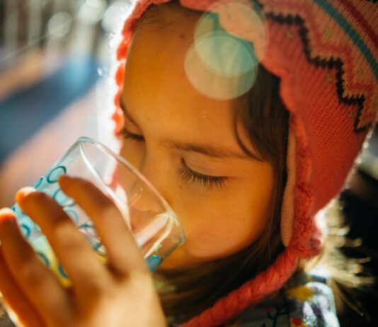 건강한 피부를 위한 수분 섭취 방법 selective focus photography of girl drinking water