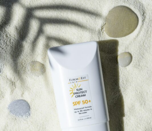 햇볕에 타지 않도록 피부 보호하는 법 a white box with a yellow label on a white surface