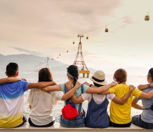 자가 면역 질환 환자 people holding shoulders sitting on wall