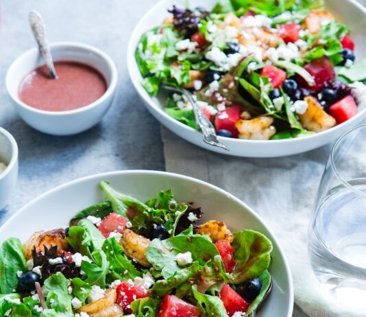 건강한 식단으로 면역력 높이기 vegetable salad on white ceramic bowl