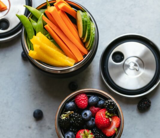 여름철 면역력 강화 음식 sliced fruits