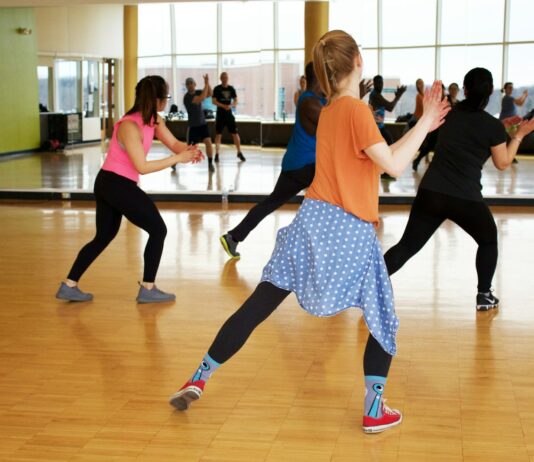 무기력한 몸을 일으키는 운동: 에너지를 증진하는 간단한 실내 운동 women dancing near mirror