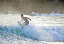 여름철 해양 스포츠의 장점과 주의사항 a man surfing on a wave