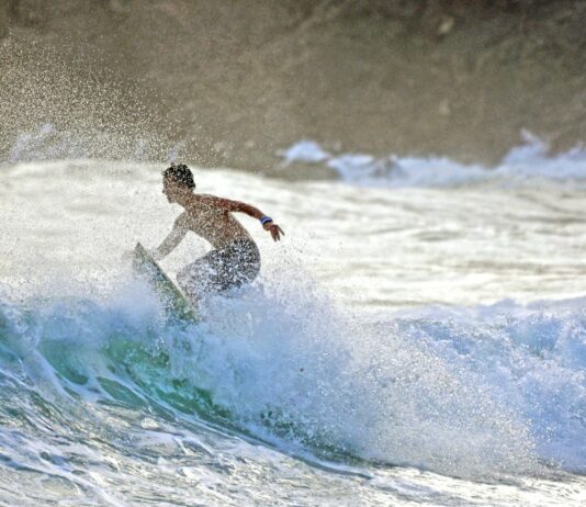 여름철 해양 스포츠의 장점과 주의사항 a man surfing on a wave