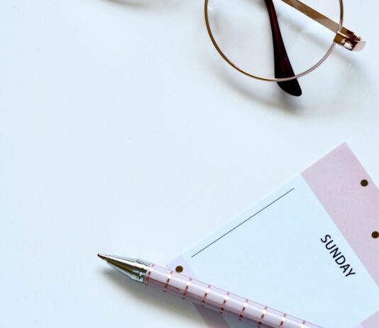 한여름 다이어트, 무더위 속에서 안전하게 살 빼는 법 eyeglasses near paper and ballpoint pen
