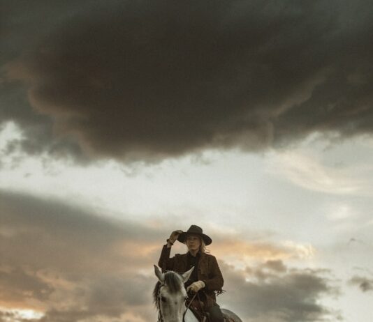 철학으로 찾는 인생의 나침반, 강서 행복한 인문학당 2 men riding horses on grass field during daytime