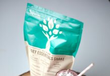 노화 방지: 운동과 영양의 시너지 효과 pink liquid in clear drinking glass