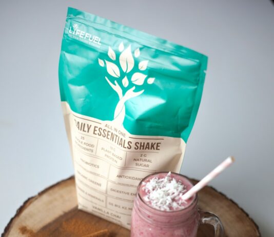 노화 방지: 운동과 영양의 시너지 효과 pink liquid in clear drinking glass