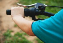 건강한 노화를 위한 운동과 식사: 나이별 맞춤형 전략 person holding black dslr camera