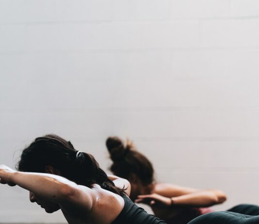 전신 운동 루틴: 집에서 할 수 있는 효과적인 운동법 woman in black tank top and black leggings lying on black floor