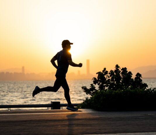 심혈관 건강을 지키는 운동과 자연식의 비밀 a man running on the beach at sunset