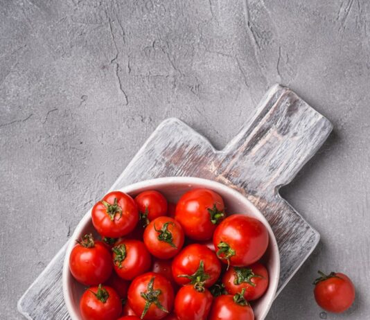자연식 식단, 건강을 위한 최고의 선택 a bowl of tomatoes on a cutting board