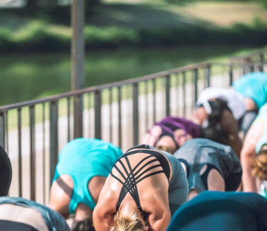 기초 체력을 높이는 운동과 영양 관리법 people doing yoga during daytime