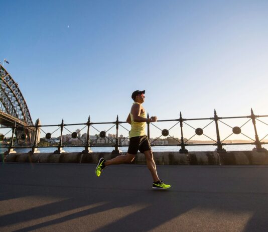 체중 감량을 위한 겨울철 운동과 영양 섭취 팁 man in yellow tank top running near shore