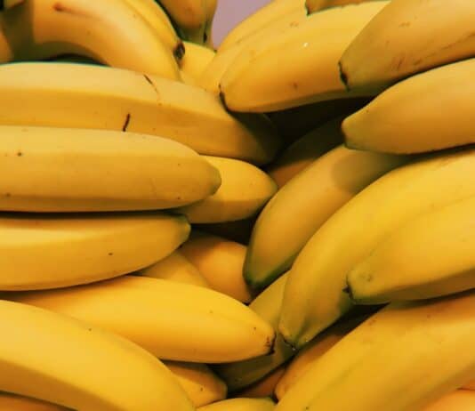 고혈압 관리: 일상 속에서 혈압을 낮추는 방법 yellow banana fruits