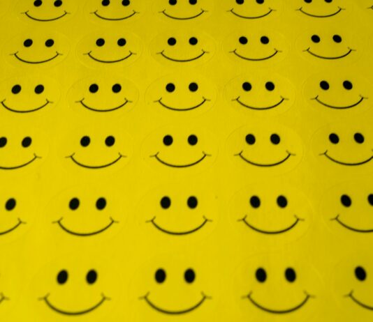 일상생활에서 건강을 유지하는 간단한 팁 yellow and black heart print textile