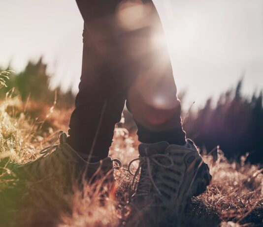 스트레스와 정신 건강 치유하기 person wearing white shoes