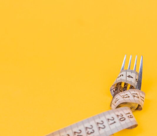 체중 감량 후에도 요요를 방지하는 법 yellow and white measuring tape