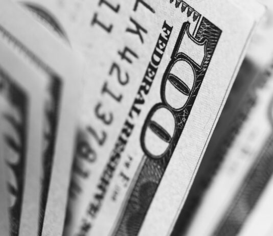 노후에 필요한 자금은? closeup photo of 100 US dollar banknotes