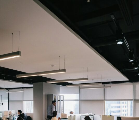 장기적으로 한 직장을 오래 다니는 비법 people inside office