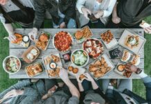 건강한 변화의 시작 식사와 운동 a group of people sitting around a table with food