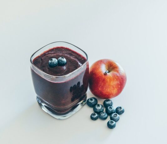 체중관리로 장기적 건강관리 하기 red apple on white surface