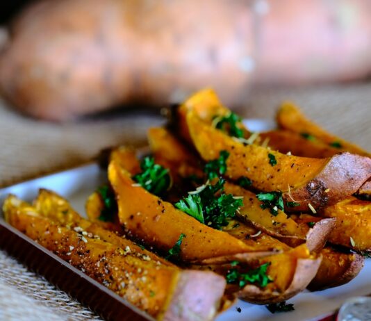 성과를 높이는 운동 전후의 적절한 음식 sliced vegetable on brown wooden chopping board