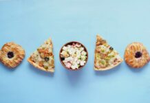 “아무거나 먹다간 큰일 납니다”…스트레스가 부르는 폭식, 식단으로 끊어내는 법 a bowl of popcorn and a slice of pizza on a blue background