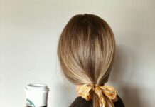 여성 탈모 관리, 더 이상 감추지 않는다 woman in black sweater holding starbucks coffee cup