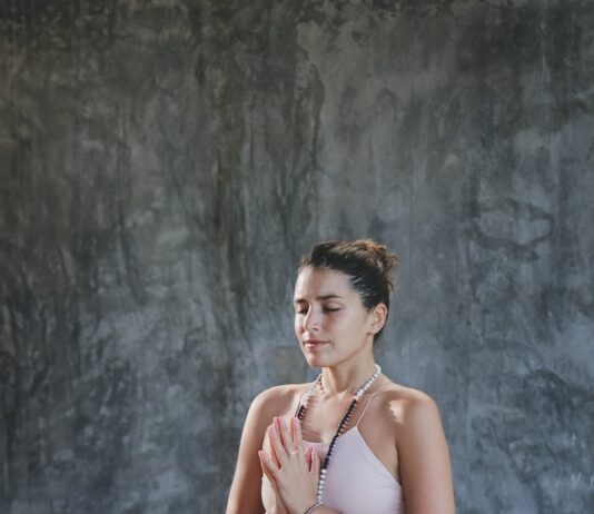 “가슴이 답답하고 숨 쉬기 힘들어요”… 그럴 땐 호흡근 운동이 필요합니다 woman in white bikini sitting on red chair
