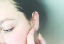 “화장품보다 중요한 건 세안입니다”… 30대 이후 피부, 클렌징부터 바꾸세요 woman soaked in water