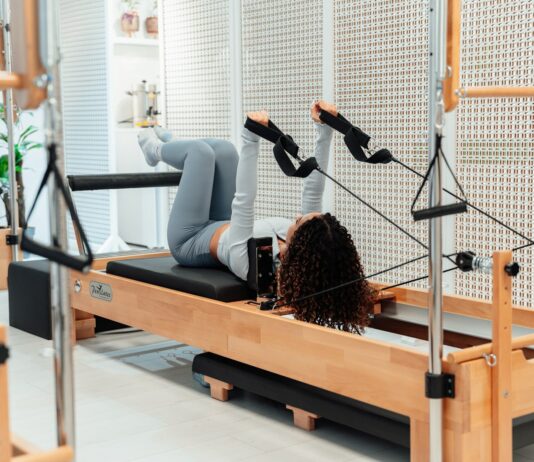 필라테스: 신체와 마음을 강화하는 완벽한 운동 a woman is doing exercises on a rowing machine