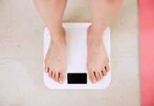 다이어트를 하고 있는 사람들이 주의해야 할 팁 person standing on white digital bathroom scale