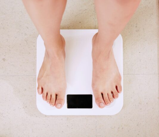다이어트를 하고 있는 사람들이 주의해야 할 팁 person standing on white digital bathroom scale