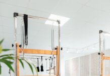 필라테스: 몸과 마음을 강화하는 최고의 운동법 a room filled with lots of machines and a plant