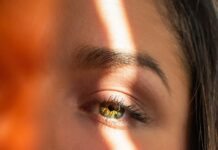 빛나는 여름철 피부를 위한 5가지 팁 portrait of woman face