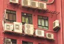 “목이 계속 간질간질하고 기침이 나요”…초여름 실내공기와 호흡기 루틴의 상관관계 white AC condenser units