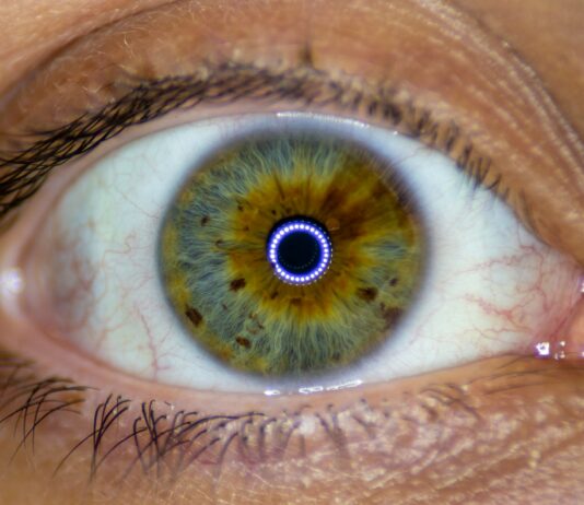 장시간 디지털 기기 사용, 눈 건강 위협…관리법은? a close up of a person's eye with an iris