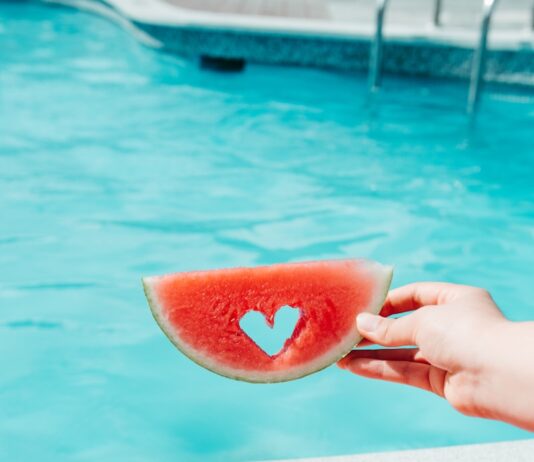 여름철 피부 건강, 올바른 관리법으로 촉촉하게 지키세요 sliced watermelon on white paper