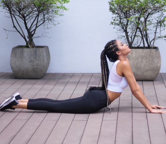 아침에 즐기는 스트레칭, 건강과 기분 개선의 비밀 woman in white sports bra and black leggings doing yoga