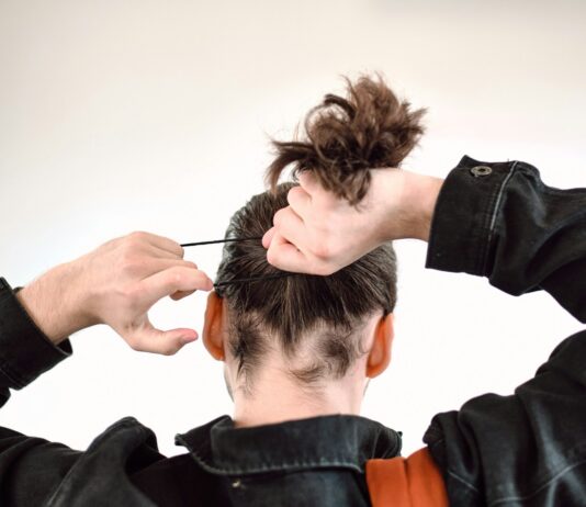 건강한 두피와 아름다운 머릿결을 위한 헤어 관리법 man in black long sleeve shirt holding black hair brush