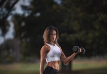 근육, 건강한 삶의 핵심… 근육량 유지의 중요성과 관리법 woman in white sports bra and black shorts holding black dumbbell