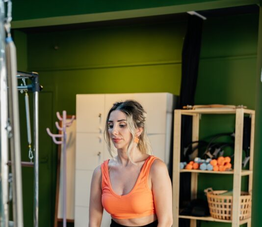 현대인의 몸과 마음을 가꾸는 선택, 필라테스의 건강 효과 Woman does pilates exercise with a ball.