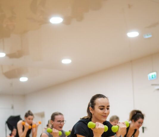 직장인 건강, 작은 습관 변화가 큰 차이를 만든다 A group of women doing exercises with dumbbells
