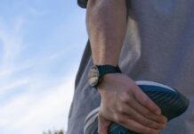 “비 오는 날이면 무릎이 욱신”… 날씨 탓 아닐 수도 있어요 a man holding a frisbee in his right hand