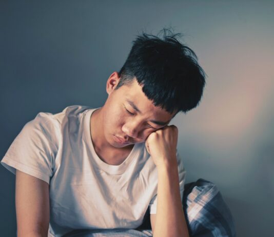 “만성피로, 시대의 질병에서 벗어나려면? 최신 트렌드가 제안하는 회복 솔루션” man resting his cheeks on hand