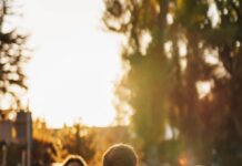 “여성 건강, 일상 속 작은 변화로 지키는 새로운 습관의 힘” a group of people sitting on top of a lush green field