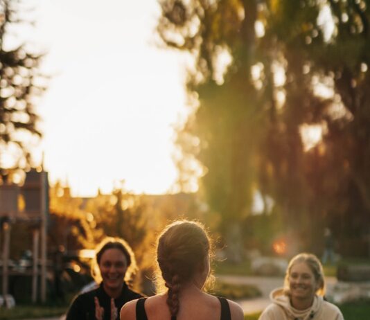 “여성 건강, 일상 속 작은 변화로 지키는 새로운 습관의 힘” a group of people sitting on top of a lush green field