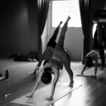“필라테스, 일상에 스며드는 건강 습관… 가볍게 시작하는 세 가지 루틴” a group of people doing yoga in a room