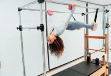 갓생의 완성: 매일 아침 몸을 깨우는 ‘골든 타임’ 10분 루틴 a woman doing a handstand on a parallel bar